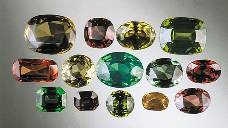 Đá Zircon giòn và dễ bị nứt